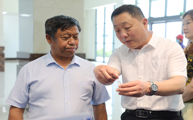 山東省石油化化學(xué)工會(huì)主席王吉盛來公司參觀大.jpg 山東省石油化化學(xué)工會(huì)主席王吉盛來公司參觀大.jpg